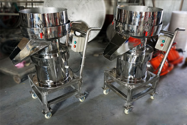 450型過濾篩機(jī)實(shí)拍：全不銹鋼小推車式過濾篩，便于篩機(jī)的移動(dòng)，適合場地不確定的用戶。